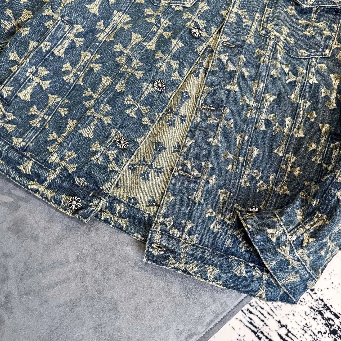 P260 Chrome Hearts heavy denim jacket with double-sided LOGO jacquard concealed print, the same model as the Internet celebrity star. The cross-printed denim jacket has a unique cross design element and full printing, which is full of design. It is made of 100% denim cotton fabric with heavy coarse yarn count, which ensures a stiff and tough silhouette while being soft, comfortable and breathable. The lapel is designed with silver buttons and is full of texture. The classic white cross logo is all over the dress, making it a perfect versatile style for spring and summer! Customized jacquard fabric, you can wear it in various styles. This gender-neutral shirt is a must-have for nightclubs. It can be worn as a jacket for both men and women. It can be easily worn by both men and women! The original loose version is made of high-quality pure cotton fabrics. The fabric pattern is high-definition and delicate without burrs. It is comfortable and breathable to wear. All the buttons are molded and customized. It is casual and fashionable and can be matched with any bottoms. It can be windproof and sunproof in spring and summer. It can be worn outside in autumn and winter! Easily concave shape makes you look slimmer and taller, perfect for both men and women!  Size: S–XL Color: blue